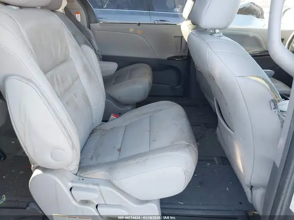 5TDDK3DC6GS139381 2016 TOYOTA SIENNA - Image 8