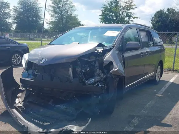 5TDDK3DC6GS142586 2016 TOYOTA SIENNA - Image 2