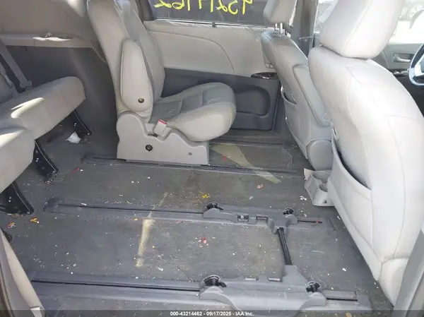 5TDDK3DC7GS130415 2016 TOYOTA SIENNA - Image 8