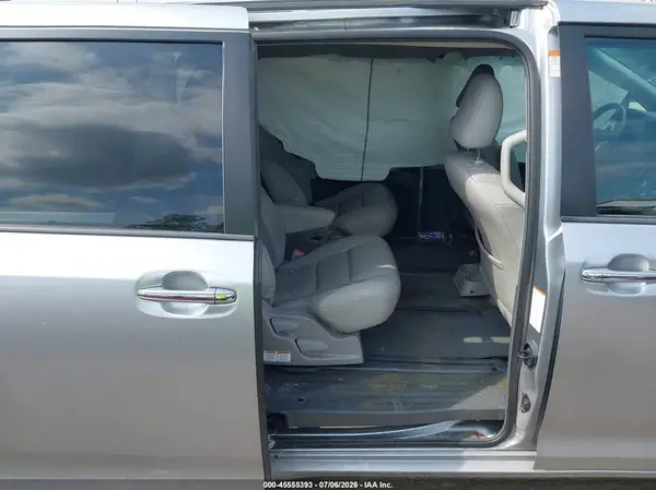 5TDDK3DC7GS144895 2016 TOYOTA SIENNA - Image 8