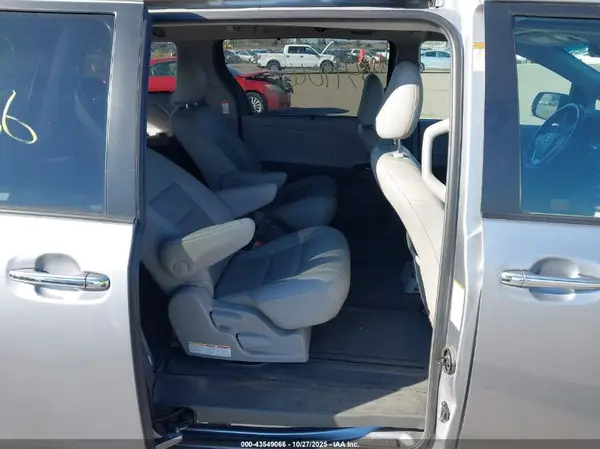 5TDDK3DC8GS136756 2016 TOYOTA SIENNA - Image 8