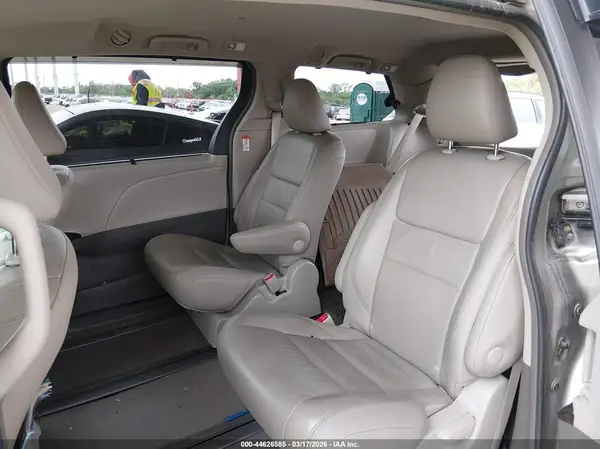 5TDDK3DC8GS138796 2016 TOYOTA SIENNA - Image 8