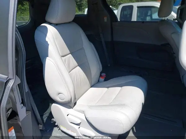 5TDDK3DC8GS142377 2016 TOYOTA SIENNA - Image 8