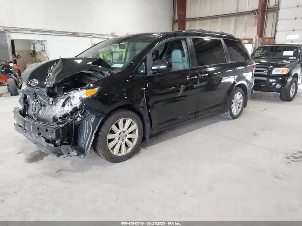 5TDDK3DC9GS132909 2016 TOYOTA SIENNA - Image 2