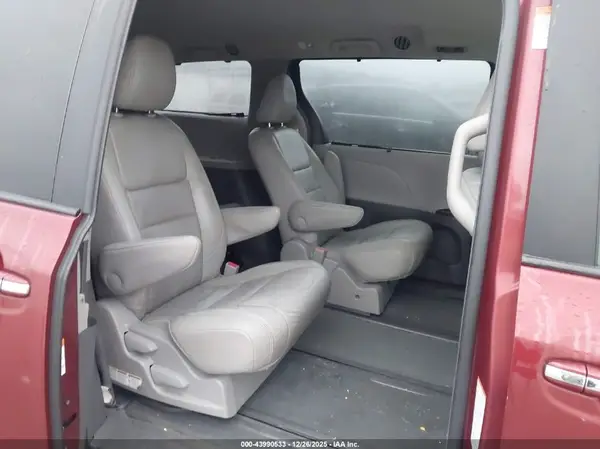 5TDDK3DC9GS136815 2016 TOYOTA SIENNA - Image 8