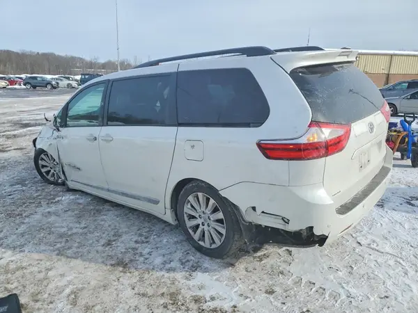 5TDDK3DC9GS140119 2016 TOYOTA SIENNA - Image 2