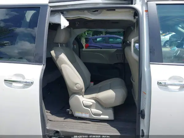 5TDDK3DC9GS145823 2016 TOYOTA SIENNA - Image 8
