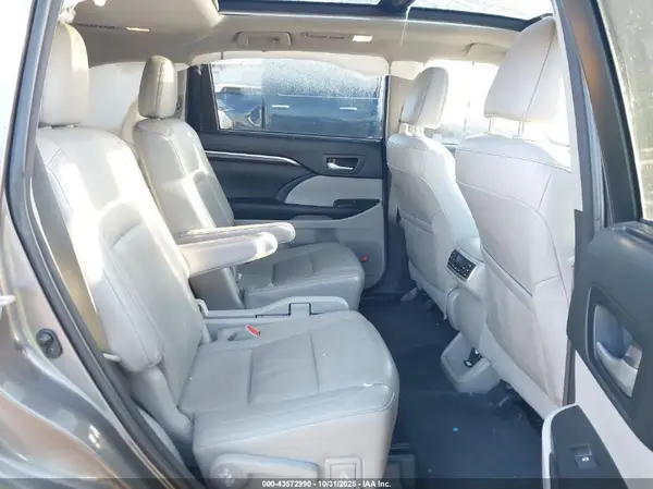 5TDDKRFH1GS310792 2016 TOYOTA HIGHLANDER - Image 8