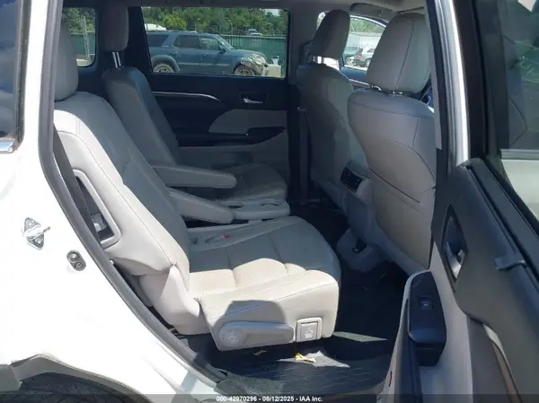 5TDDKRFH1GS339306 2016 TOYOTA HIGHLANDER - Image 8