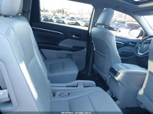 5TDDKRFH2GS317671 2016 TOYOTA HIGHLANDER - Image 8