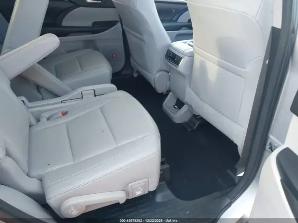 5TDDKRFH6GS348857 2016 TOYOTA HIGHLANDER - Image 8