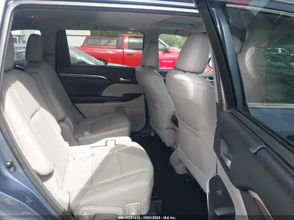 5TDDKRFHXGS269532 2016 TOYOTA HIGHLANDER - Image 8