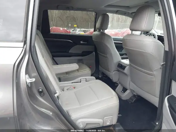 5TDDKRFHXGS303050 2016 TOYOTA HIGHLANDER - Image 8