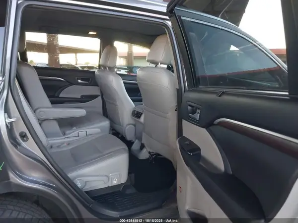 5TDDKRFHXGS317739 2016 TOYOTA HIGHLANDER - Image 8