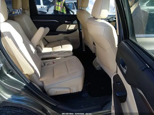 5TDDKRFHXGS324934 2016 TOYOTA HIGHLANDER - Image 8