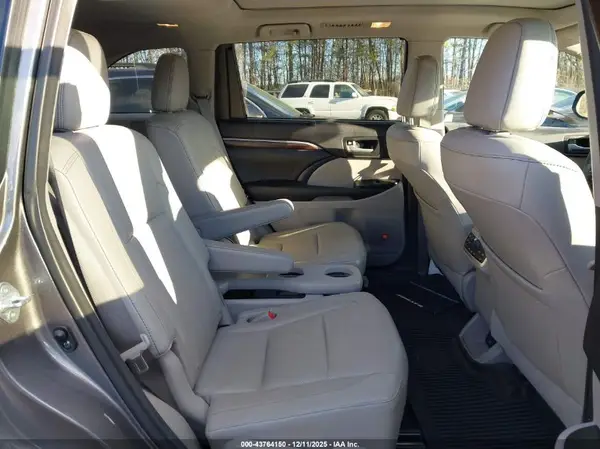 5TDDKRFHXGS327879 2016 TOYOTA HIGHLANDER - Image 8