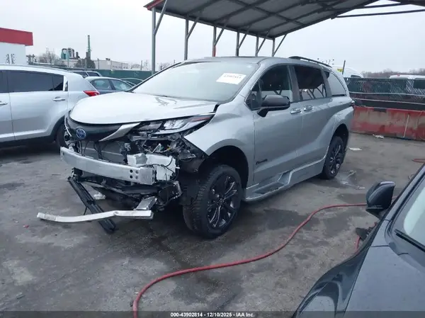 5TDDRKEC1RS188513 2024 TOYOTA SIENNA - Image 2