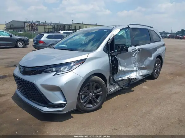 5TDDSKFC0SS196921 2025 TOYOTA SIENNA - Image 2