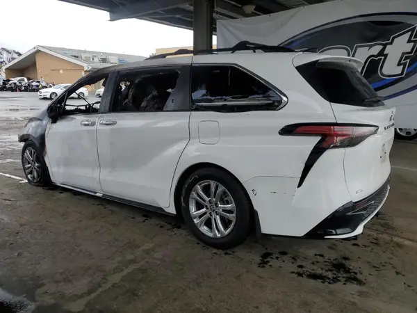 5TDDSKFC3NS043146 2022 TOYOTA SIENNA - Image 2