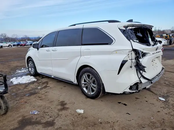 5TDDSKFC3NS053580 2022 TOYOTA SIENNA - Image 2