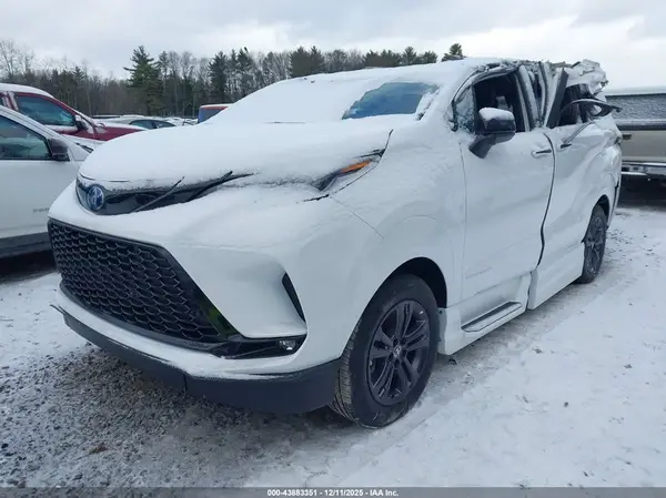 5TDDSKFC3SS167655 2025 TOYOTA SIENNA - Image 2