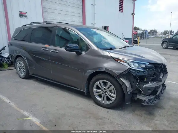 5TDDSKFC6NS057817 2022 TOYOTA SIENNA - Image 1