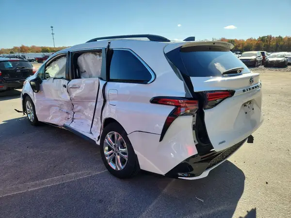 5TDDSKFC7PS097911 2023 TOYOTA SIENNA - Image 2