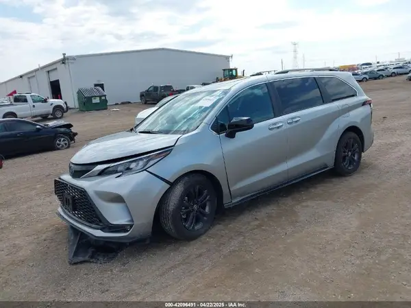 5TDDSKFCXRS143685 2024 TOYOTA SIENNA - Image 2
