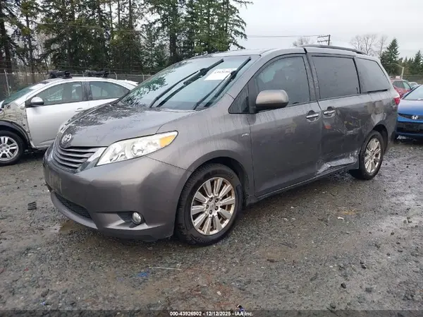 5TDDZ3DC0HS146808 2017 TOYOTA SIENNA - Image 2