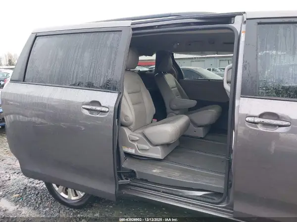 5TDDZ3DC0HS146808 2017 TOYOTA SIENNA - Image 8