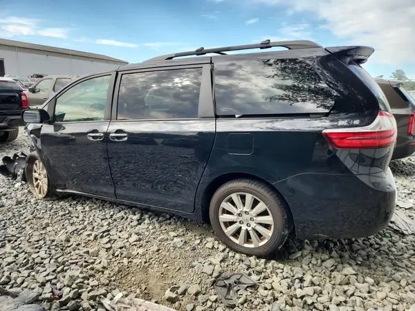 5TDDZ3DC0HS149546 2017 TOYOTA SIENNA - Image 2
