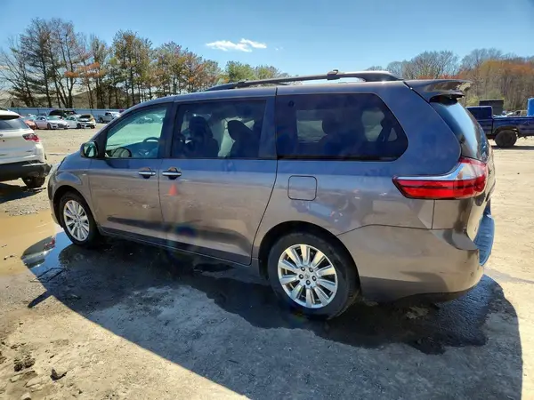 5TDDZ3DC0HS149952 2017 TOYOTA SIENNA - Image 2