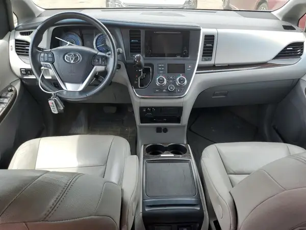5TDDZ3DC0HS150633 2017 TOYOTA SIENNA - Image 8