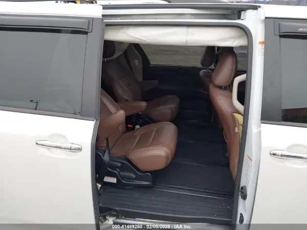 5TDDZ3DC0HS150941 2017 TOYOTA SIENNA - Image 8