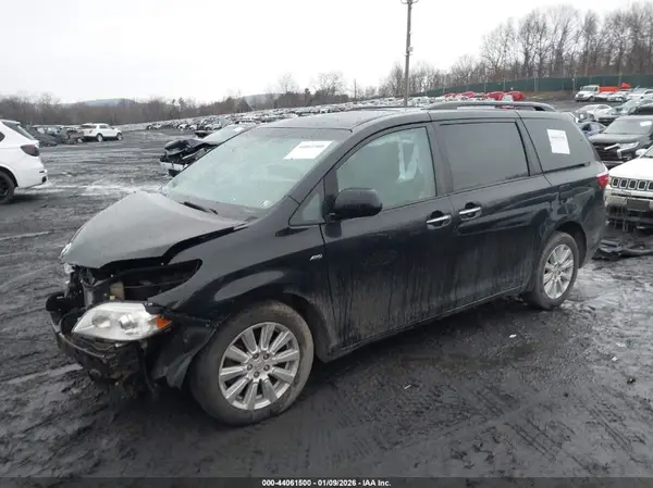 5TDDZ3DC0HS152463 2017 TOYOTA SIENNA - Image 2