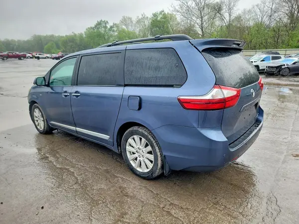 5TDDZ3DC0HS153841 2017 TOYOTA SIENNA - Image 2