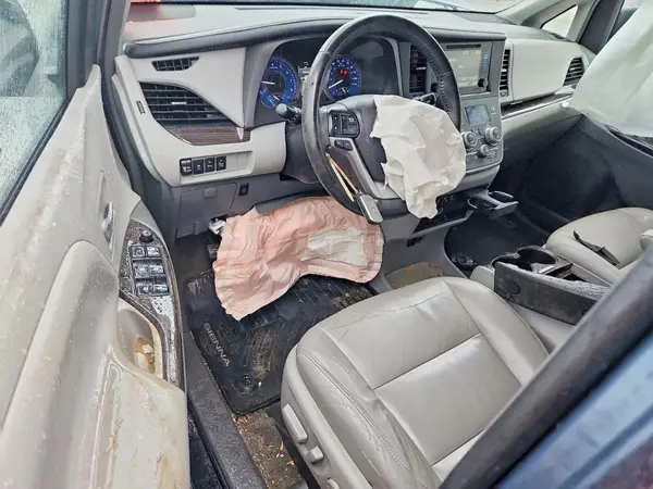 5TDDZ3DC0HS153841 2017 TOYOTA SIENNA - Image 8
