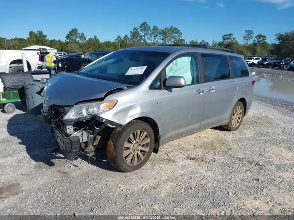5TDDZ3DC0HS153967 2017 TOYOTA SIENNA - Image 2