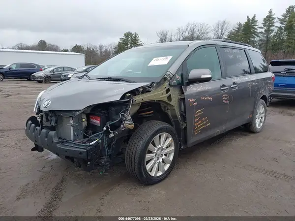 5TDDZ3DC0HS155377 2017 TOYOTA SIENNA - Image 2