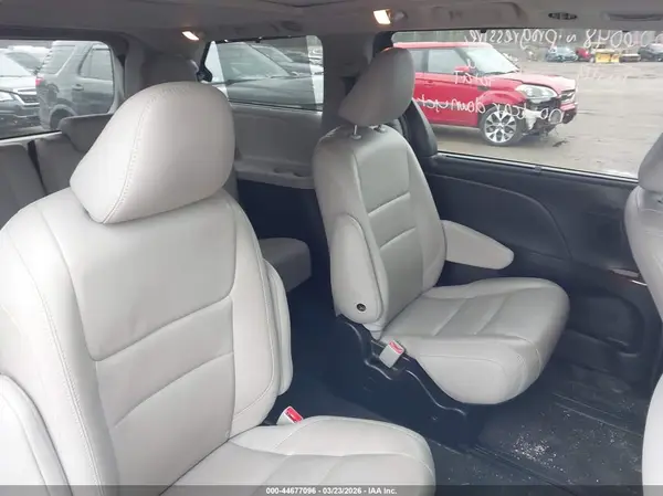 5TDDZ3DC0HS155377 2017 TOYOTA SIENNA - Image 8