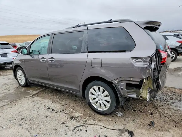 5TDDZ3DC0HS158666 2017 TOYOTA SIENNA - Image 2