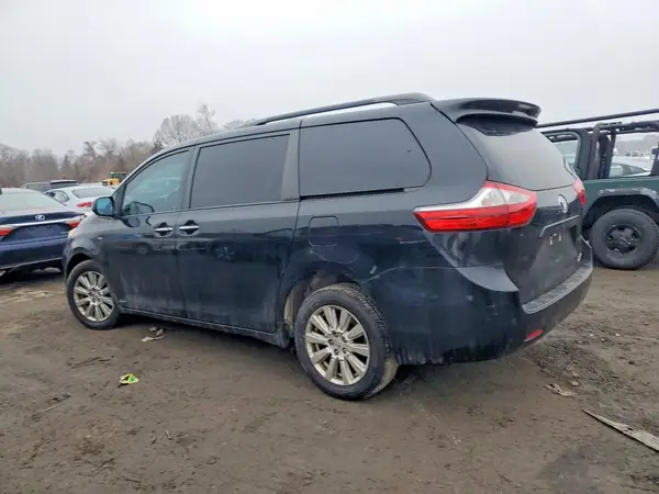 5TDDZ3DC0HS159591 2017 TOYOTA SIENNA - Image 2