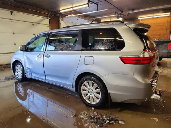 5TDDZ3DC0HS159610 2017 TOYOTA SIENNA - Image 2