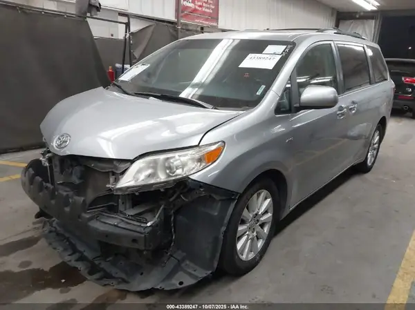 5TDDZ3DC0HS160692 2017 TOYOTA SIENNA - Image 2