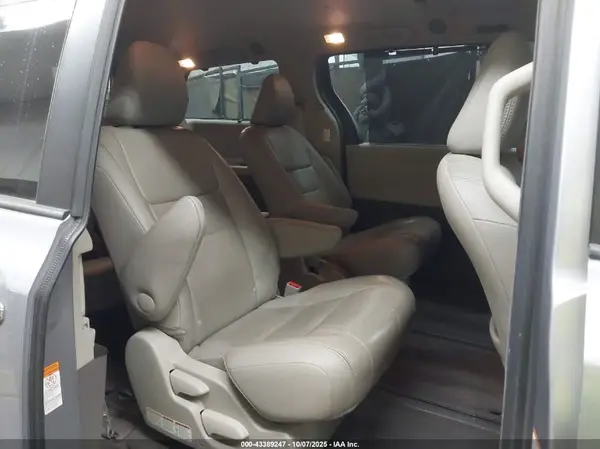 5TDDZ3DC0HS160692 2017 TOYOTA SIENNA - Image 8
