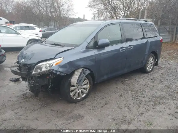 5TDDZ3DC0HS160840 2017 TOYOTA SIENNA - Image 2