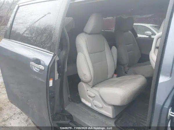 5TDDZ3DC0HS160840 2017 TOYOTA SIENNA - Image 8