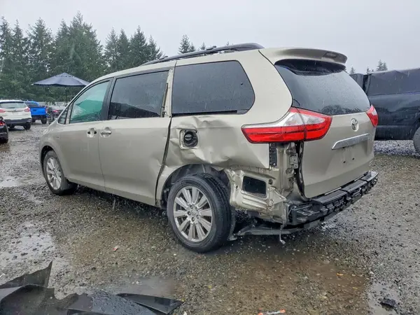 5TDDZ3DC0HS163947 2017 TOYOTA SIENNA - Image 2
