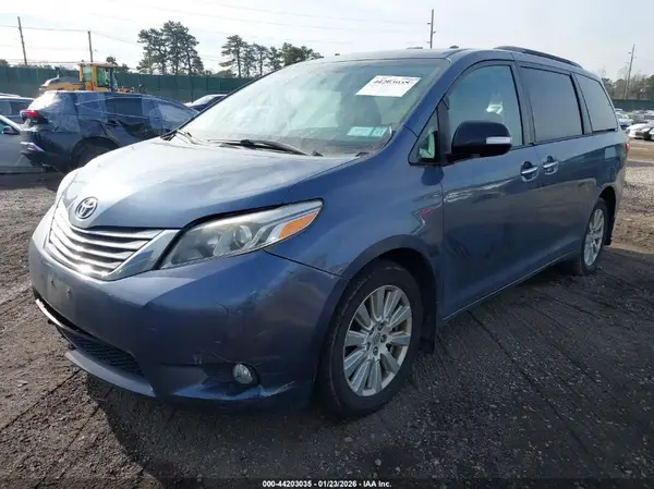 5TDDZ3DC0HS164547 2017 TOYOTA SIENNA - Image 2