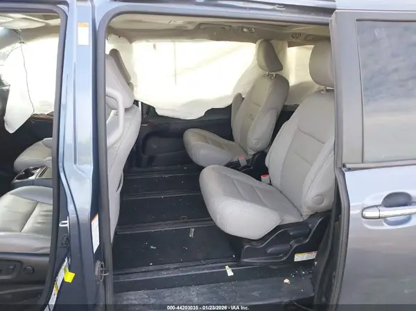 5TDDZ3DC0HS164547 2017 TOYOTA SIENNA - Image 8